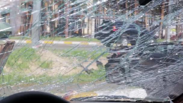 Cracked Car Windshield Accident Close Wrecked Vehicle Collision Pedestrian Car — Vídeo de Stock