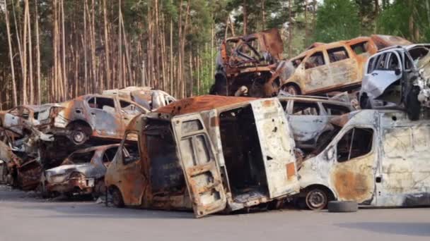 在Irpin市的汽车 乌克兰基辅地区 俄罗斯 乌克兰战争 俄罗斯军队入侵乌克兰的后果 被毁的平民人口的汽车 火灾后的汽车 — 图库视频影像