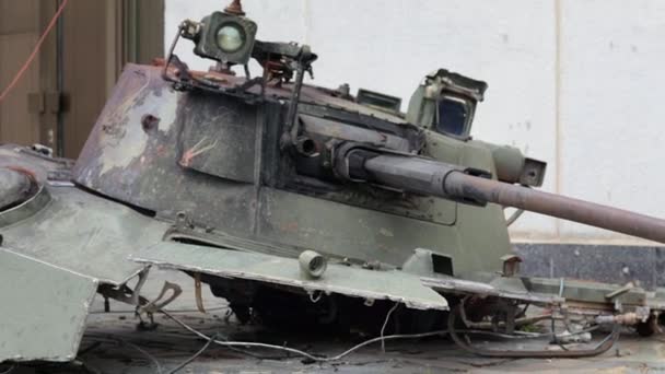 ウクライナでの戦争 砲塔を破壊した駆逐戦車 崩壊し 軍事戦車を焼きました タンク上の白い塗料での記号またはシンボルの指定 破壊された軍の装備 ウクライナとの戦争 — ストック動画