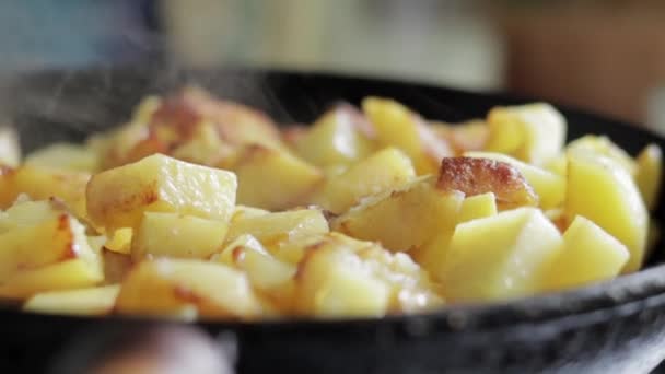 Ψήνουμε Φρέσκες Πατάτες Χυτό Τηγάνι Ηλιέλαιο Θέα Μιας Κουζίνας Ένα — Αρχείο Βίντεο