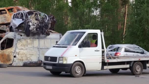 大量的汽车准备回收利用 汽车被拖走了 被损坏的汽车正在等待回收或拆开作为零件 汽车回收过程 乌克兰 伊尔平 2022年5月12日 — 图库视频影像