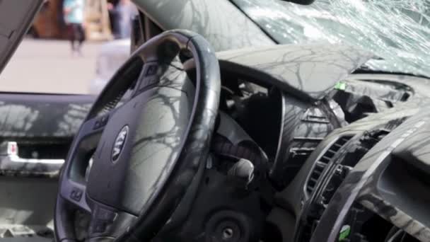 Έσπασε Παρμπρίζ Μετά Από Ατύχημα Κοντινό Πλάνο Ενός Κατεστραμμένου Αυτοκινήτου — Αρχείο Βίντεο