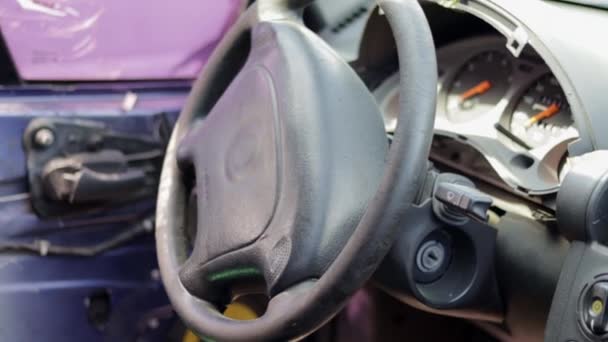 事故後の車のステアリングホイールのクローズアップ ドライバーのエアバッグは配備されなかった ソフトフォーカス ハンドルが付いている壊れたフロントガラス 車内インテリア ブラックダッシュボードとステアリングホイール — ストック動画
