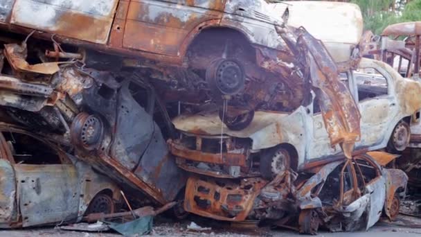 2022年俄罗斯入侵乌克兰 摧毁并烧毁了汽车 汽车被弹片击中并被烧毁 Irpinsky汽车公墓基辅附近一个和平城市战争的后果 — 图库视频影像