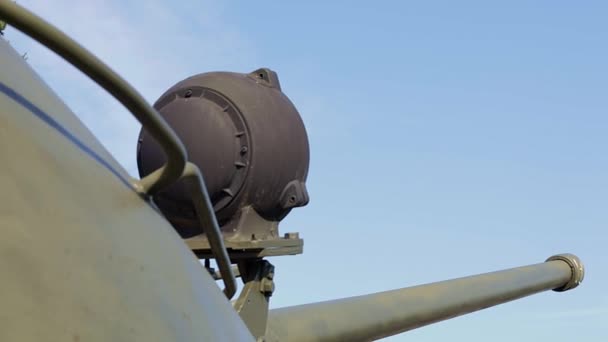 Turm Eines Gepanzerten Mannschaftstransportwagens Oder Panzers Schwere Kriegswaffen Himmelshintergrund Armeeausrüstung — Stockvideo