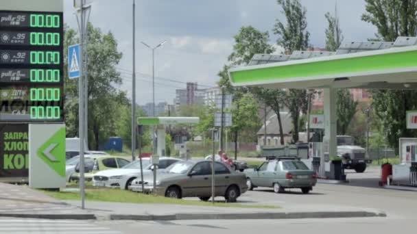 ウクライナのガソリンスタンドのネットワークOkkoは動作しませんが 車はありません 石油製品の供給が期待されている 燃料の不足と不足という概念 ウクライナ キエフ 2022年5月23日 — ストック動画