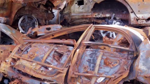 Yangından Sonra Arabalar Yanmış Bir Arabanın Demir Parçaları Yanmış Arabalar — Stok video