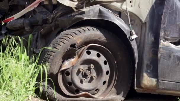 Машина После Аварии Обочине Дороги Фронтальное Боковое Воздействие Страховка Несчастный — стоковое видео
