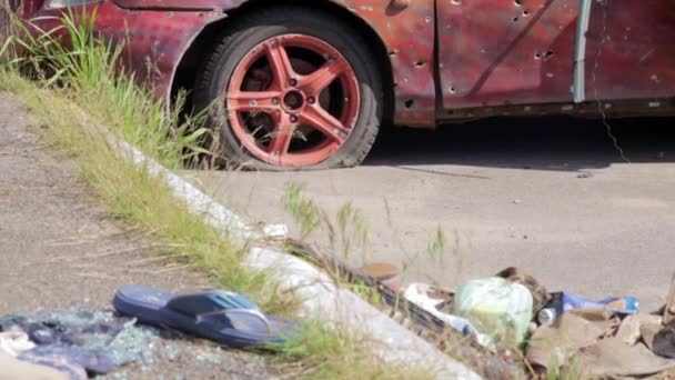 Зламаний Автомобіль Після Дтп Розкиданими Особистими Речами Водія Пасажирів Пошкоджений — стокове відео