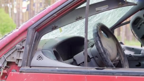 车祸后汽车方向盘的特写 司机们没有部署安全气囊 集中精神带方向盘的挡风玻璃坏了 车辆内部 黑色仪表盘和方向盘 — 图库视频影像