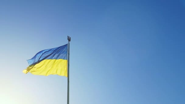 Український Прапор Блакитних Жовтих Національних Кольорів Флагштоку Пурхає Вітром Проти — стокове відео