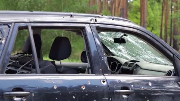 车子里都是子弹俄罗斯对乌克兰的战争 在试图撤离基辅地区战区时 向平民的汽车开枪射击 汽车后部的子弹痕迹 — 图库视频影像
