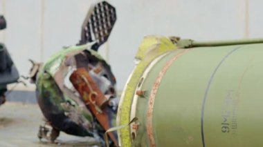 Operasyonel-taktik füze sistemi Tochka-U, 9M79M 'den geriye kalanlar. Hava savunma sistemi bir füzeyi düşürdü, bir kısmı da evin yakınına düştü. Sovyet taktik bombası yolda.