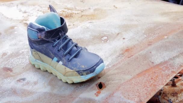 Крупный План Детской Обуви Сгоревшей Машине После Аварии Ботинок Улице — стоковое видео