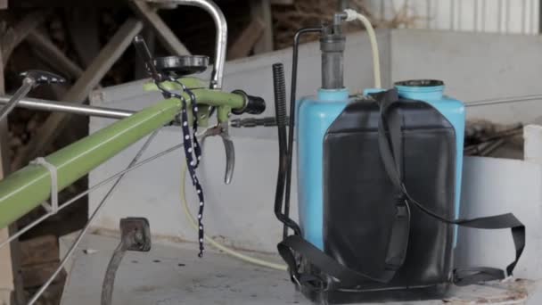 Shoulder Mounted Pesticide Sprayer Gardening Yard Work Agricultural Sprayer Knapsack — Vídeo de stock