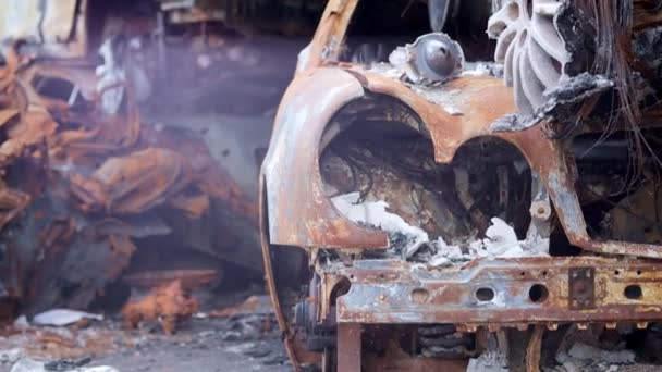 2022年俄罗斯入侵乌克兰 摧毁并烧毁了汽车 汽车被弹片击中并被烧毁 Irpinsky汽车公墓基辅附近一个和平城市战争的后果 — 图库视频影像