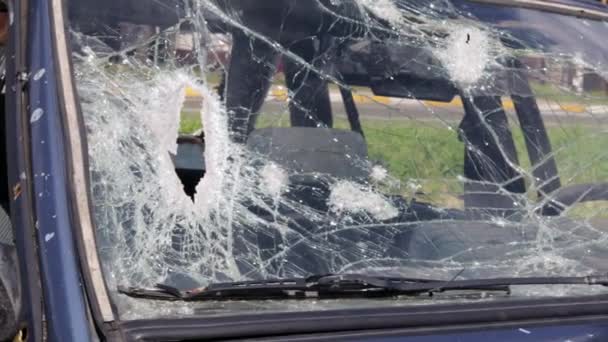 Löcher Die Windschutzscheibe Des Autos Wurde Aus Einer Schusswaffe Geschossen — Stockvideo