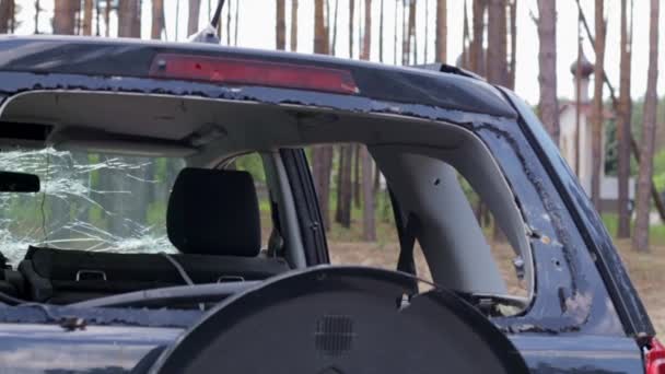 Bil Efter Olycka Med Ett Trasigt Bakfönster Krossat Fönster Ett — Stockvideo