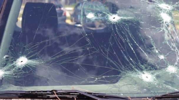 Arabanın Camında Kurşun Delikleri Var Otomobil Sigortası Camı Kırık Bombardımandan — Stok video