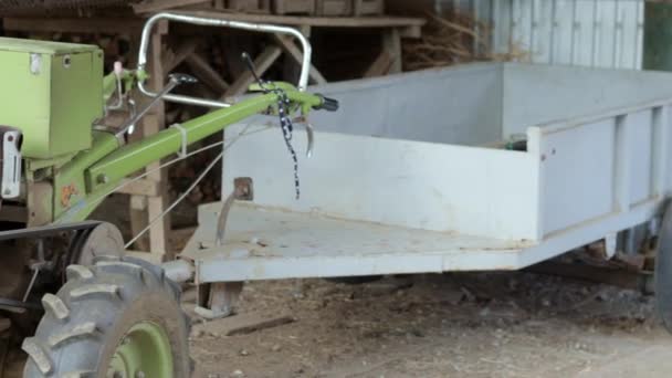 Karavanı Olan Tipik Ağır Dizel Bir Traktör Kırsal Kesimin Tarım — Stok video