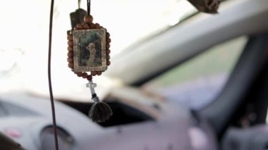 Harikalar yaratıcısı Nicholas 'ın arabasındaki tahta ikon tılsım çift taraflı. İkonun dikiz aynasında asılı olması çok uygun. Çeviri: seraphim of Sarov the Wonderworker
