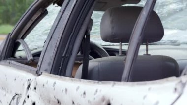 Araba kurşunla delik deşik olmuş. Rusya 'nın Ukrayna' ya karşı savaşı. Kyiv bölgesindeki savaş bölgesini boşaltmaya çalışırken sivillerin arabasını vurdu. Arabanın arkasında kurşun izleri var.
