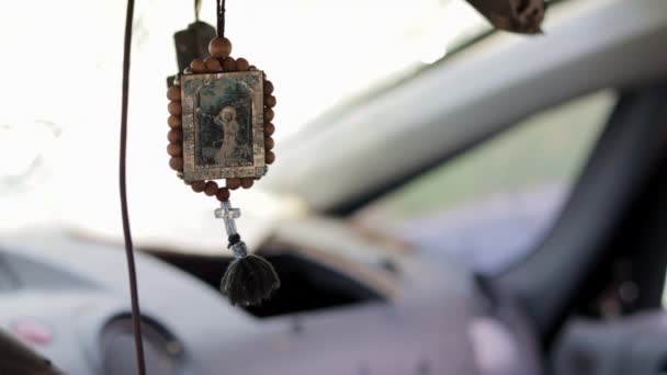 在神童尼古拉斯的车上 木制图标的护身符在双面的绳子上 图标方便地挂在后视镜上 神奇工作者Sarov的Seraphim — 图库视频影像