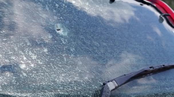 車のフロントガラスに弾丸の穴 自動車保険 民間人の車 壊れたフロントガラスと シールによって損傷を受けました ウクライナの領土のロシアの本格的な侵略の犠牲者 — ストック動画