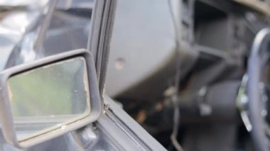 Bir kazadan sonra kırık bir araba. Şehir caddesinde bir kaza mahallinde meydana gelen bir çarpışma sonucu bir arabanın bedeni ağır bir trafik kazasında hasar gördü. Yol güvenliği ve sigorta kavramı
