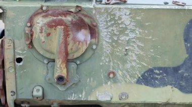 Delik ya da delik, yakın çekimde oluşan zırh deformasyonu. Rus zırhlı personel taşıyıcısının zırhı mermi parçalarıyla hasar görmüş. Ukrayna 'da savaş. Zırhında delikler olan Rus savaş aracı.