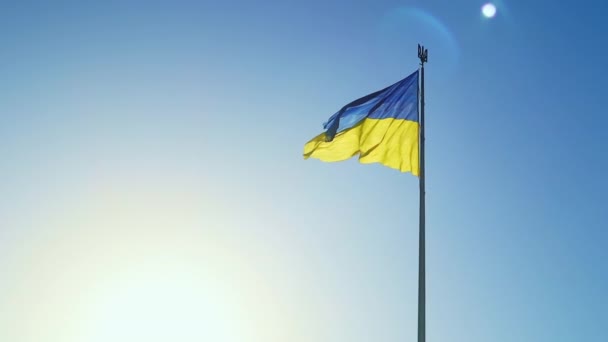 Lassan Mozgó Zászló Ukrajna Lengett Szél Ellen Felhők Nélkül Hajnalban — Stock videók