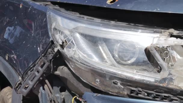 Аварія Вулиці Пошкоджена Машина Після Зіткнення Місті Правий Фара Розбився — стокове відео