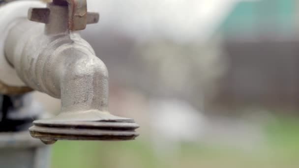 Grifo Agua Fondo Naturaleza Abrir Cerrar Grifo Para Ahorrar Agua — Vídeo de stock