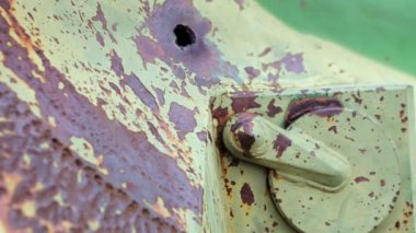 Ukrayna 'da savaş, bir piyade savaş aracının zırhında bir delik, zırh delinmiş. Yeşil kamuflaj zırhlı metal dokusu. Hasar ve delikleri var. Yok edilmiş askeri zırhlı personel taşıyıcısı.