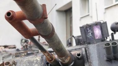 Tank silahı, askeri bir ordunun namlu ağzı. Kırık bir tank. Tank tüfeği namlusu, seçici odaklanma. Kyiv civarındaki tank ve askeri teçhizat yok edildi. Ukrayna 'da Savaş