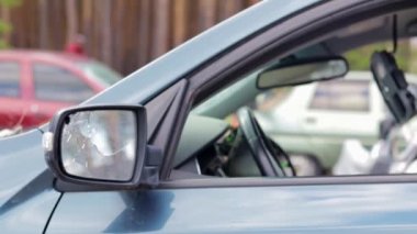 Bir kazadan sonra kırık bir araba. Şehir caddesinde bir kaza mahallinde meydana gelen bir çarpışma sonucu bir arabanın bedeni ağır bir trafik kazasında hasar gördü. Yol güvenliği ve sigorta kavramı