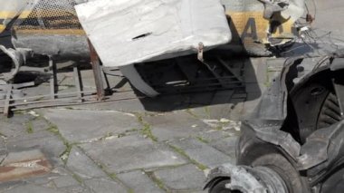 Yanmış bir helikopterin detayları. Yok edilmiş bir Rus Hava Kuvvetleri savaş helikopteri Hind Timsahı 'nın kalıntıları. Motor pervanesi, bıçaklar, kuyruk, çarpışan bir helikopterin enkazı.