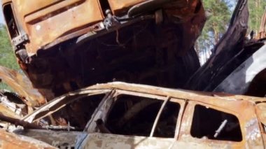 Yanmış araba cesedi, kurşunlarla delik deşik. Rusya 'nın Ukrayna' ya karşı savaşı. Mermi delikleri ve kovan parçaları. Yangından sonra yanmış araba. Patlama, bir yangının sonucu. Otomobil sigortası konsepti. Felaket bölgesi