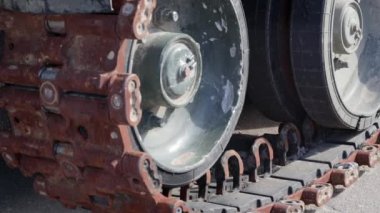Paslı kırık raylar, hurda bir tankın tekerlekleriyle. Rus savaş tankı 2022 'de Rusya' nın Ukrayna 'yı işgali sırasında imha edildi. Rus askeri teçhizatı kalıntıları.