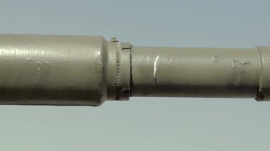 Sovyet hafif amfibi tankı PT-76. Nesne 740. Tank fıçısı, gökyüzüne karşı fıçı. Tank silahı. Namlu ya da alev kesici. Yakın plan.