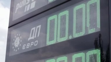 Ukrayna 'da benzin istasyonlarının fiyatları. Mazot yakıtı 00: 00, benzin 00: 00. Benzin parası. Çevirisi: DP, GAZ. Benzin istasyonlarında yakıt ve benzin sıkıntısı. Ukrayna, Kyiv - 23 Mayıs 2022