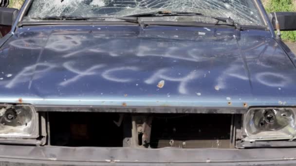 車のフロントガラスの穴 それは銃器から撮影されました 弾丸の穴 スマッシュ車のフロントガラス 壊れて破損した車 弾丸がガラスに穴をあけた — ストック動画