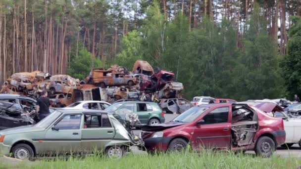 Auto Στην Πόλη Του Irpin Περιοχή Κίεβο Συνέπειες Της Εισβολής — Αρχείο Βίντεο