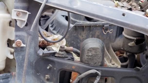 交通事故の後壊れた車 自動車保険の概念 壊れた車と破損した車 スペアパーツやパイプの間で燃え尽きた車のおもちゃ ウクライナ アーピン 2022年5月24日 — ストック動画