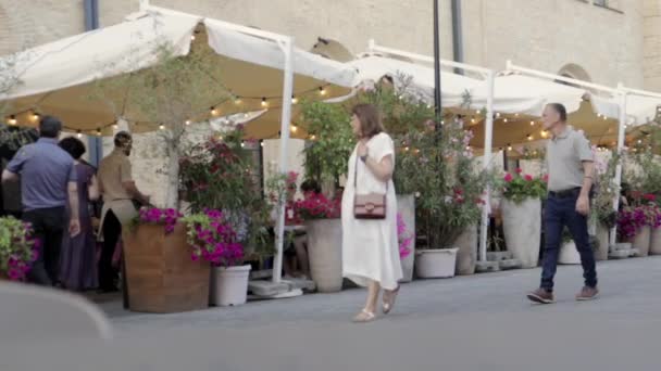 View Cozy Street Cafe Canopy Tables Pedestrian Zone People Eat — Vídeo de Stock