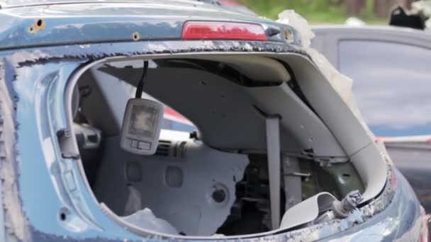Auto Nehodě Rozbitým Zadním Oknem Rozbité Okno Voze Trosky Interiéru — Stock video