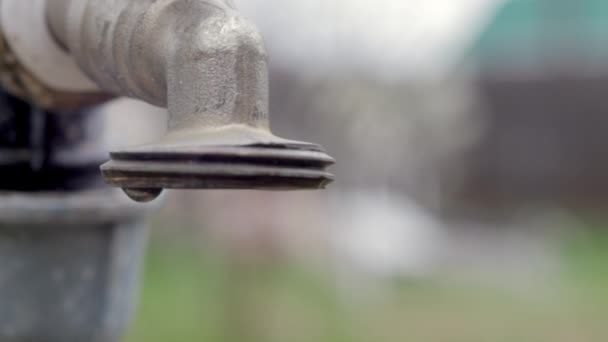 Водный Кран Фоне Природы Открытие Закрытие Крана Экономии Воды Указывает — стоковое видео