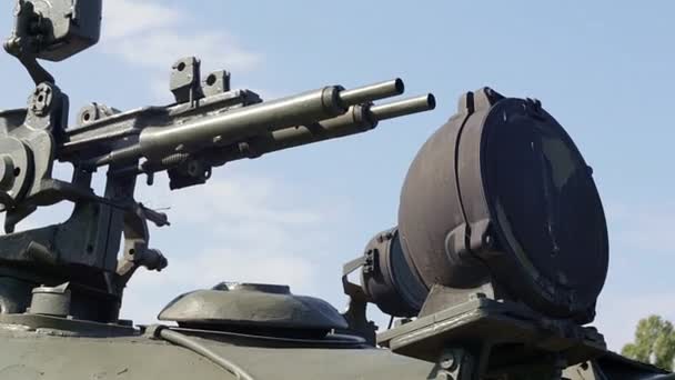 装甲兵員輸送車の砲塔の機関銃 戦争の重い武器 青空の背景 戦闘と防衛のための陸軍装備 戦車に搭載された機関銃 — ストック動画