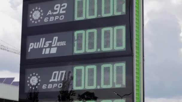 ウクライナでの価格でガソリンスタンドの表示 ディーゼル燃料00 ガス00 ガス代だ Gaz 充填ステーションでの燃料とガスの不足と不足 ウクライナ キエフ 2022年5月23日 — ストック動画