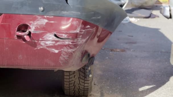 Червона Машина Після Жахливої Аварії Узбіччі Дороги Фронтальний Бічний Вплив — стокове відео